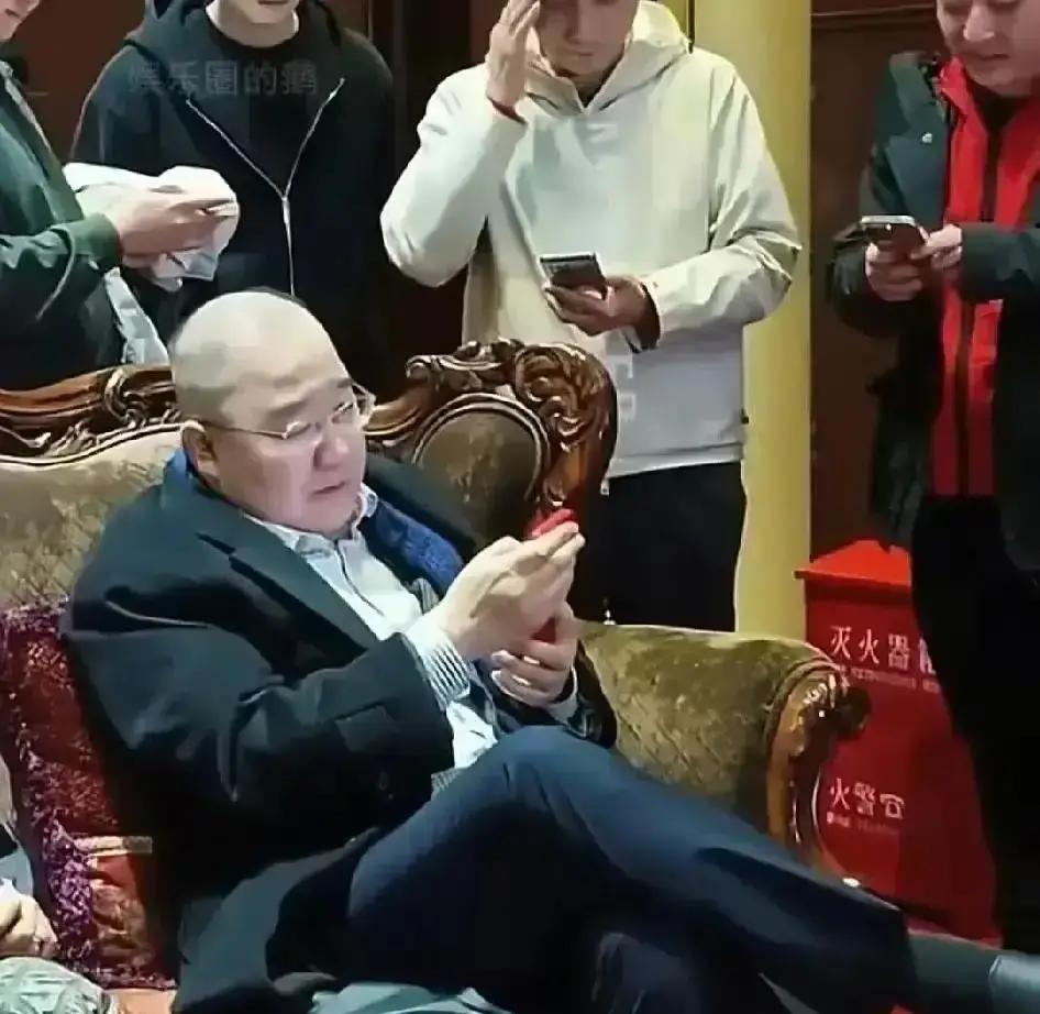 缺席24年，英达突然想合影巴图一句话堵死：过去就过去了。直播间三千多万销售