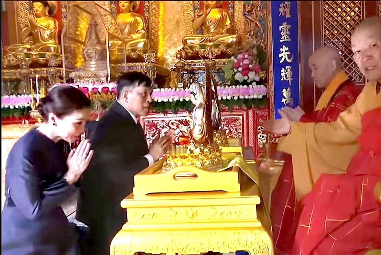 人家泰王夫妇跪拜的是佛像，不是和尚。佛像的所代表的内涵不分国界，与政治无关。泰国