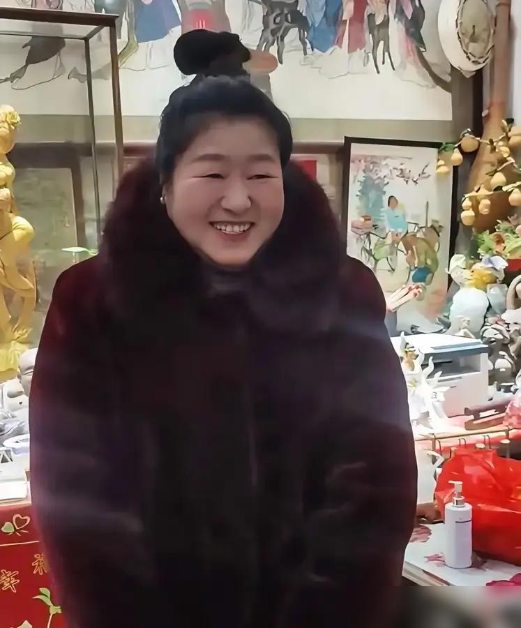 大衣嫂直播间，一个“前夫”空降。那句“补偿金”，直接把她干沉默了，瞬间扭头就下播