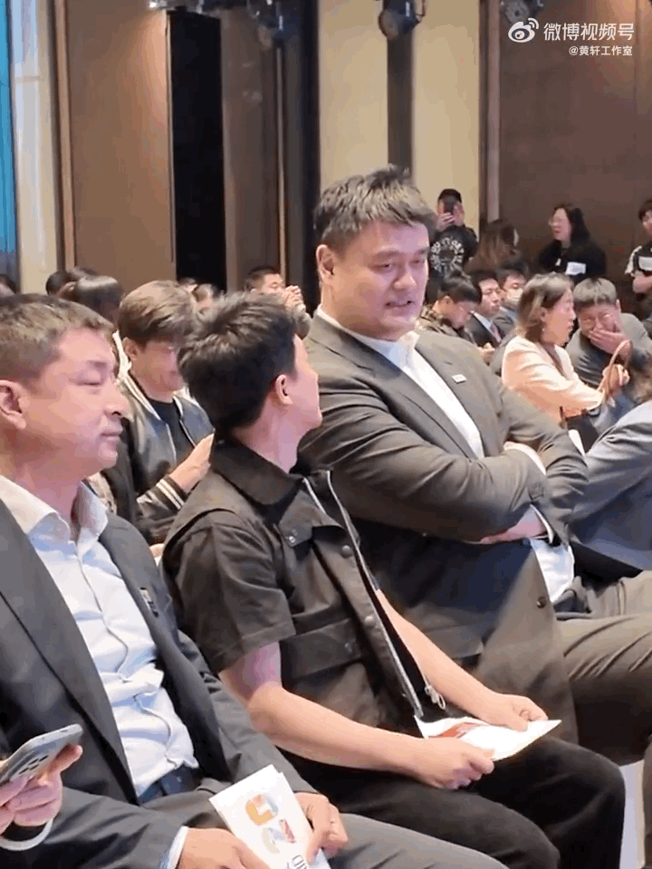 黄轩你怎么了看到黄轩这个表情，真的忍不住问一句：轩哥你怎么了？！这罕见的表情管理