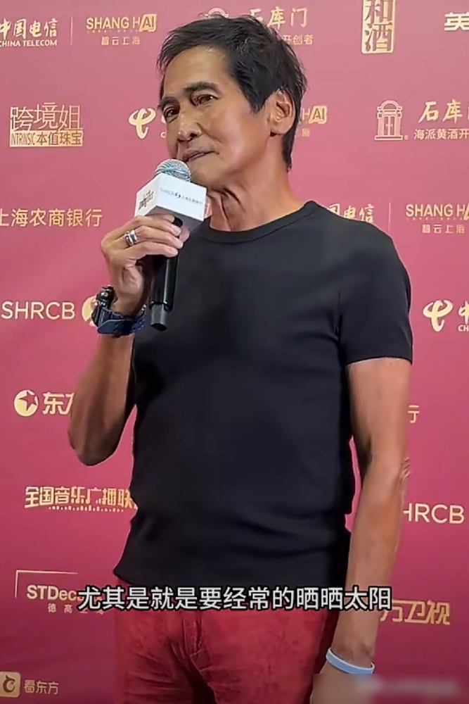 满嘴种了24颗假牙，66岁的齐秦近照曝光，老得让人不敢认！皮肤晒得黢黑，两鬓全白，走个台阶都显得吃力