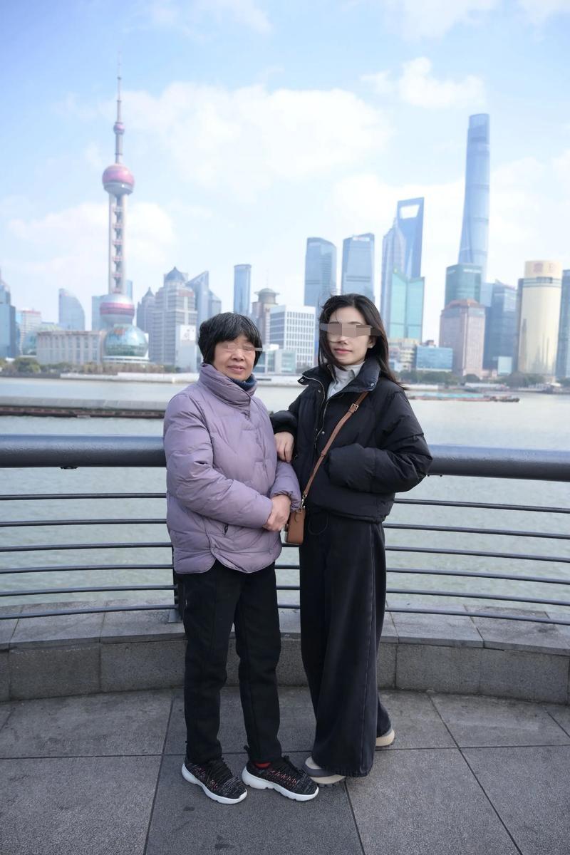 “人傻钱多？”花8千多块住一晚上海顶级酒店，就为让长途飞行的母亲能舒舒服服坐下歇