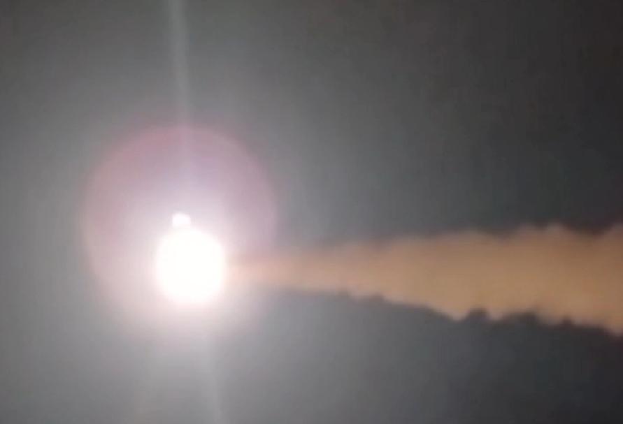 美以伊的战争打了半个月了，出现了件怪事！美军都死了13人，但以军好像是不坏金身似