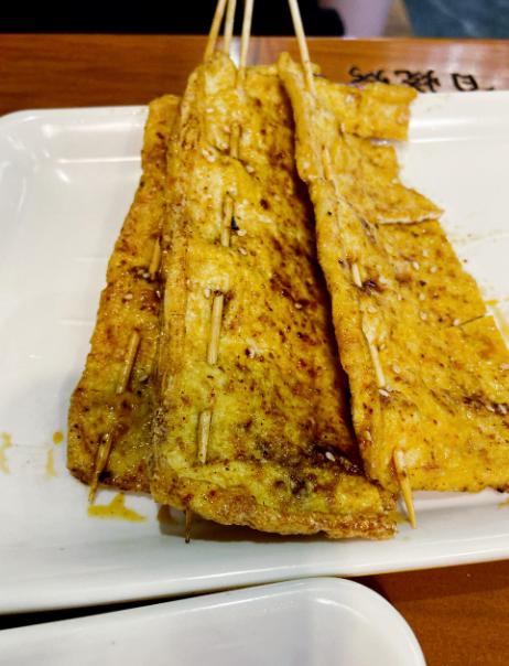 “荒唐！”北京，一男子新开的烧烤店。他还没试营业，美团、高德、大众点评平台，就冒
