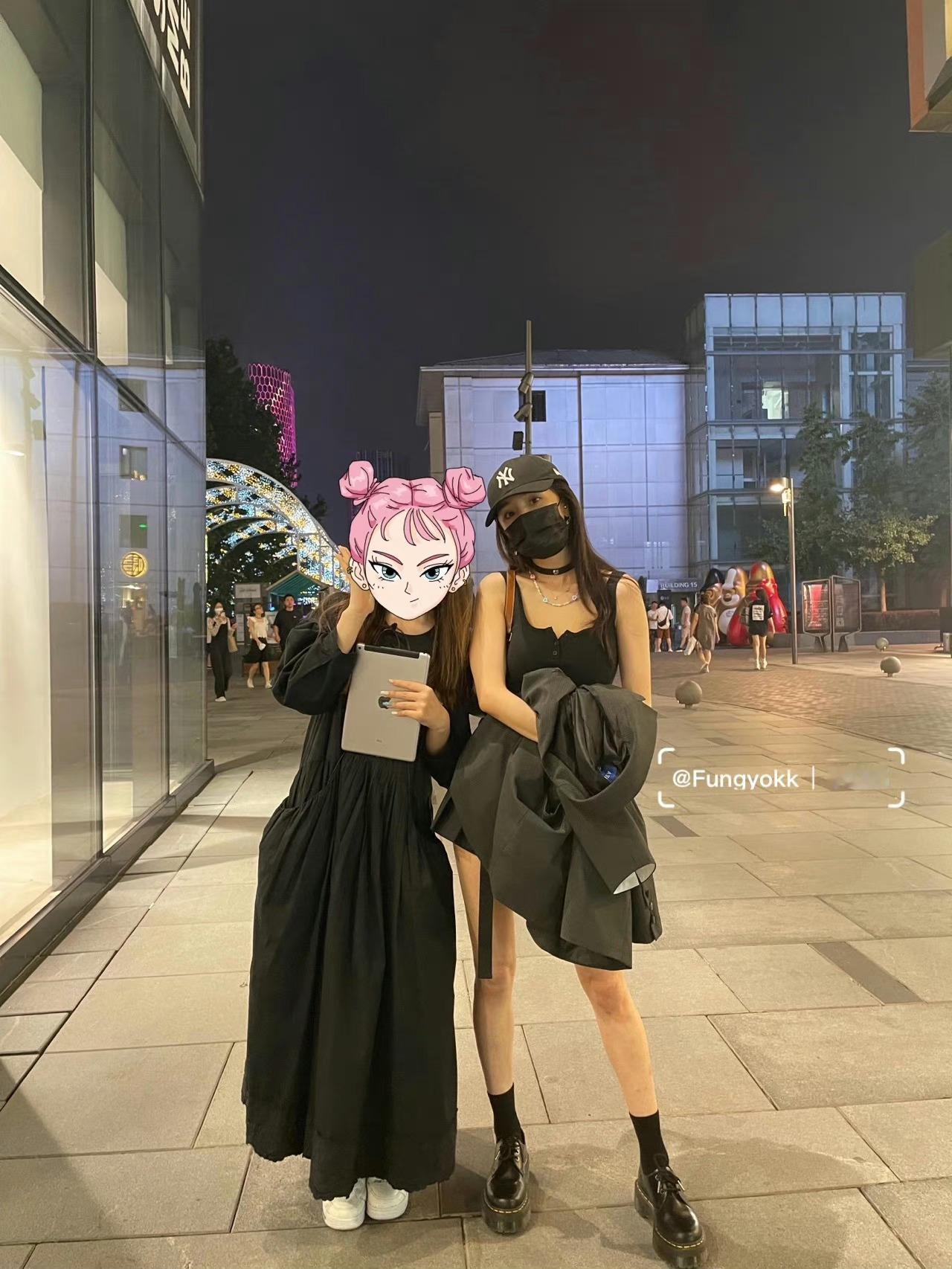 最嫉妒的两次杨幂和路人的合照！[扁嘴]​​​