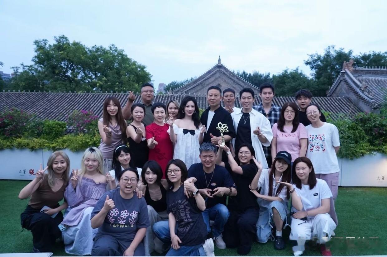 杨紫全家福7月2日一组和爸妈的“全家福”妈妈穿正红绣花连衣裙，爸爸穿黑短袖叠白