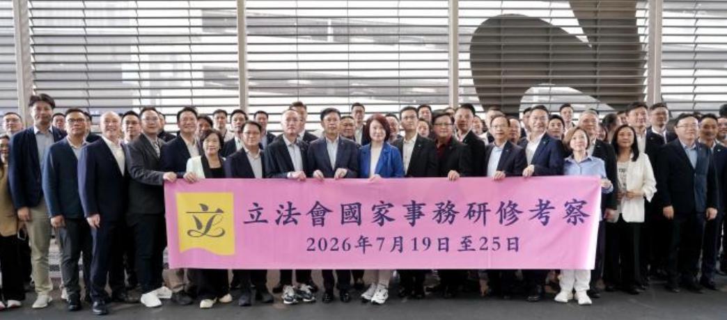 香港越来越会干了！7月19日早上，香港国际机场，立法会主席李慧琼带着议员们分