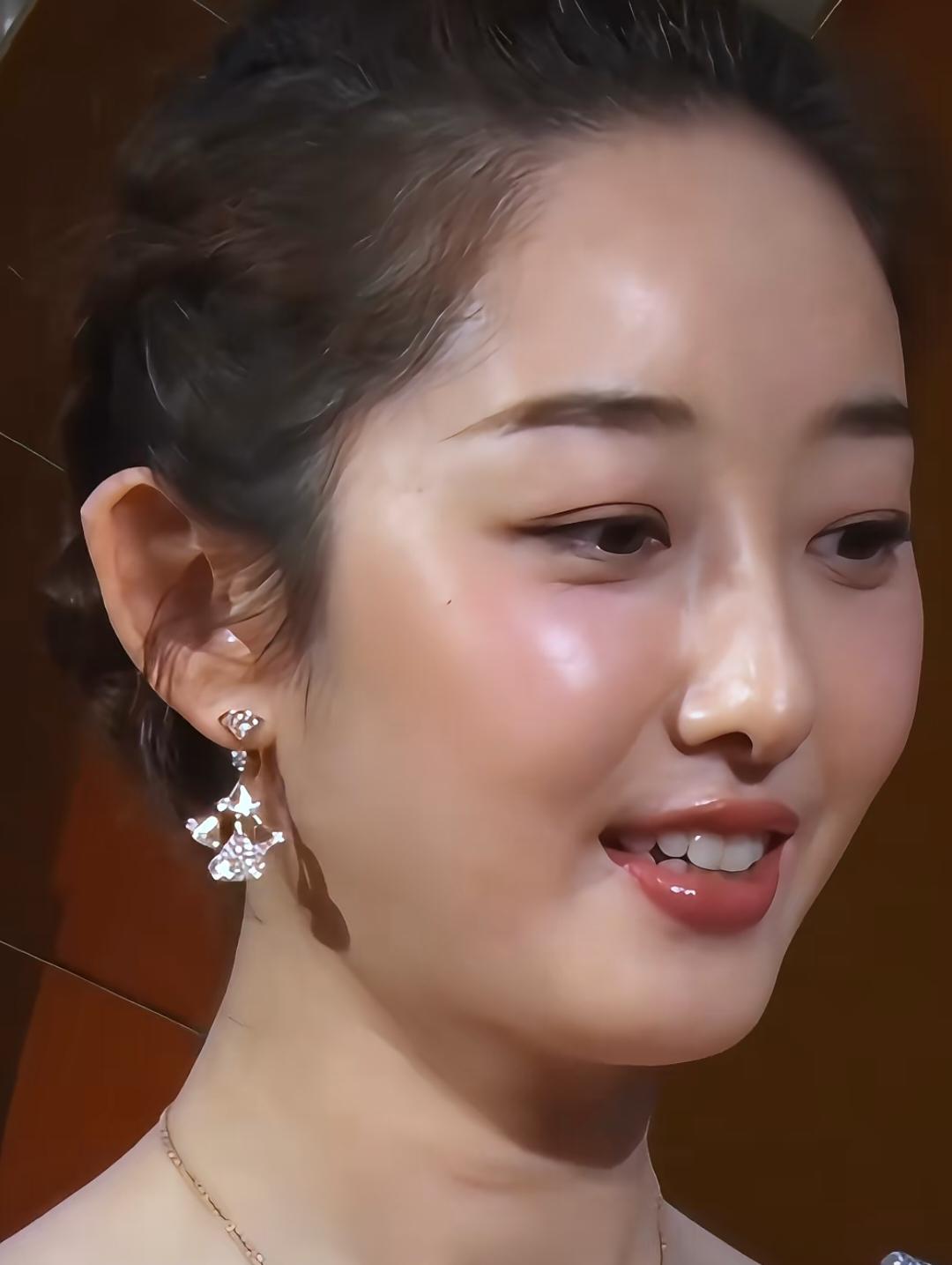 第一眼看过去以为是周冬雨呢，心里还想她怎么长这么大了！看脸蛋确实跟周冬雨很像，