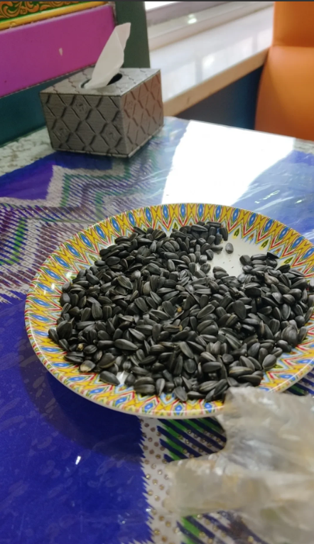 发现没？和老人不能一直生活在一起，好像活在不同的时空，你拼命想往上，老人