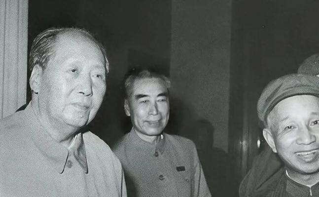 1948年4月28日，西柏坡，毛主席破例出门迎接粟裕，朱德站在门口，愣住了，连手