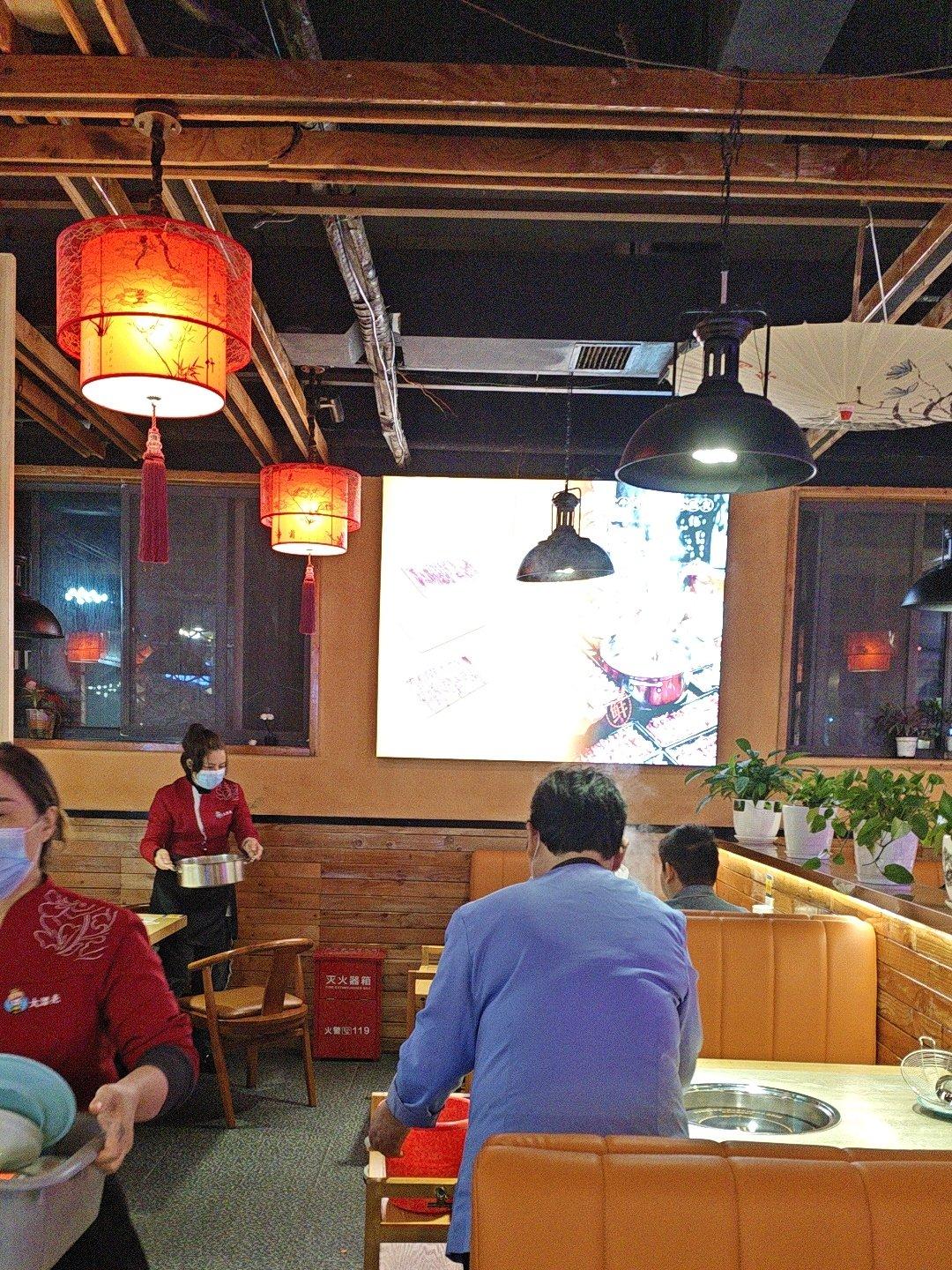 火锅店收“辛苦费”，合理创新还是变相乱收费？重庆一位女士和家人去老火锅店吃饭