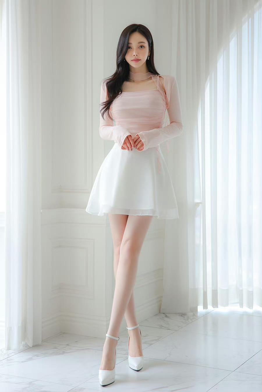 温柔是藏在细节里的浪漫✨粉白交织的纱裙，是春天写给少女的诗半透的网纱裹着软乎