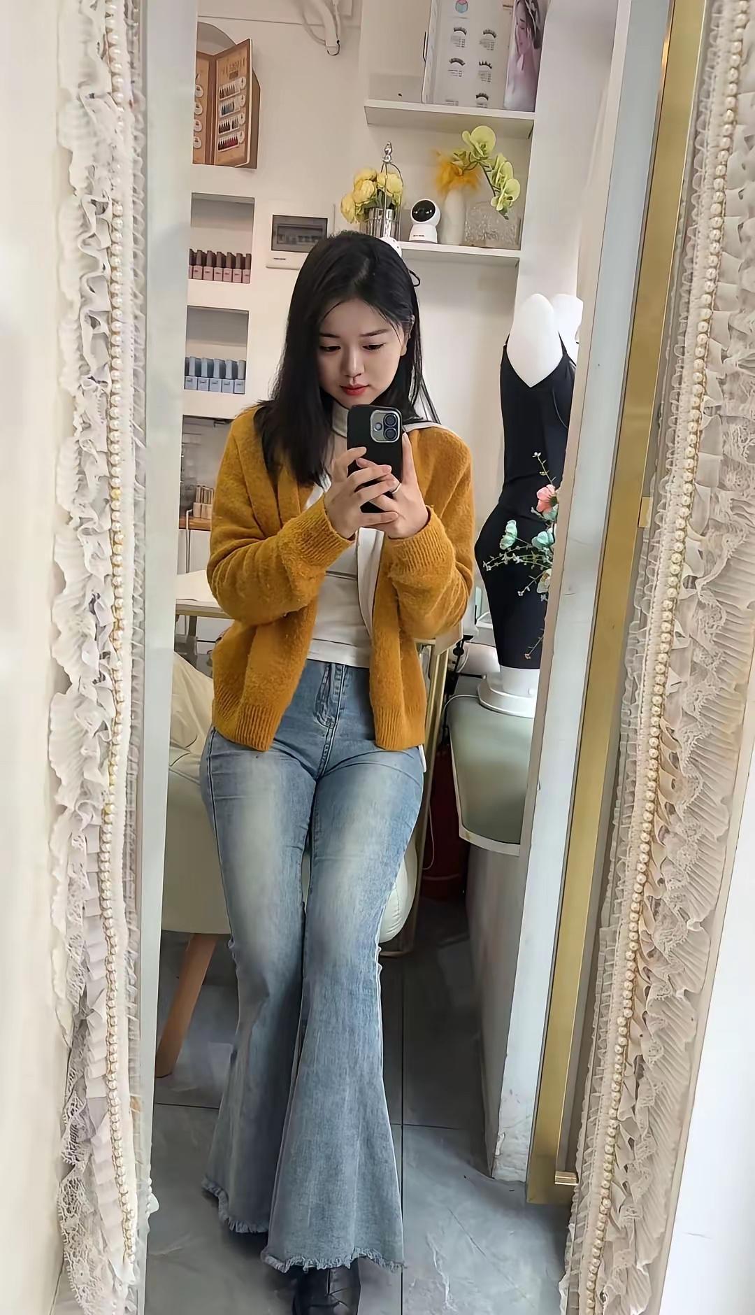 一个女孩正在洗车。