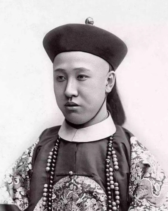 1950年，28岁就退休在家的王载沣以90万斤小米的价格，卖掉了醇亲王府。他的儿