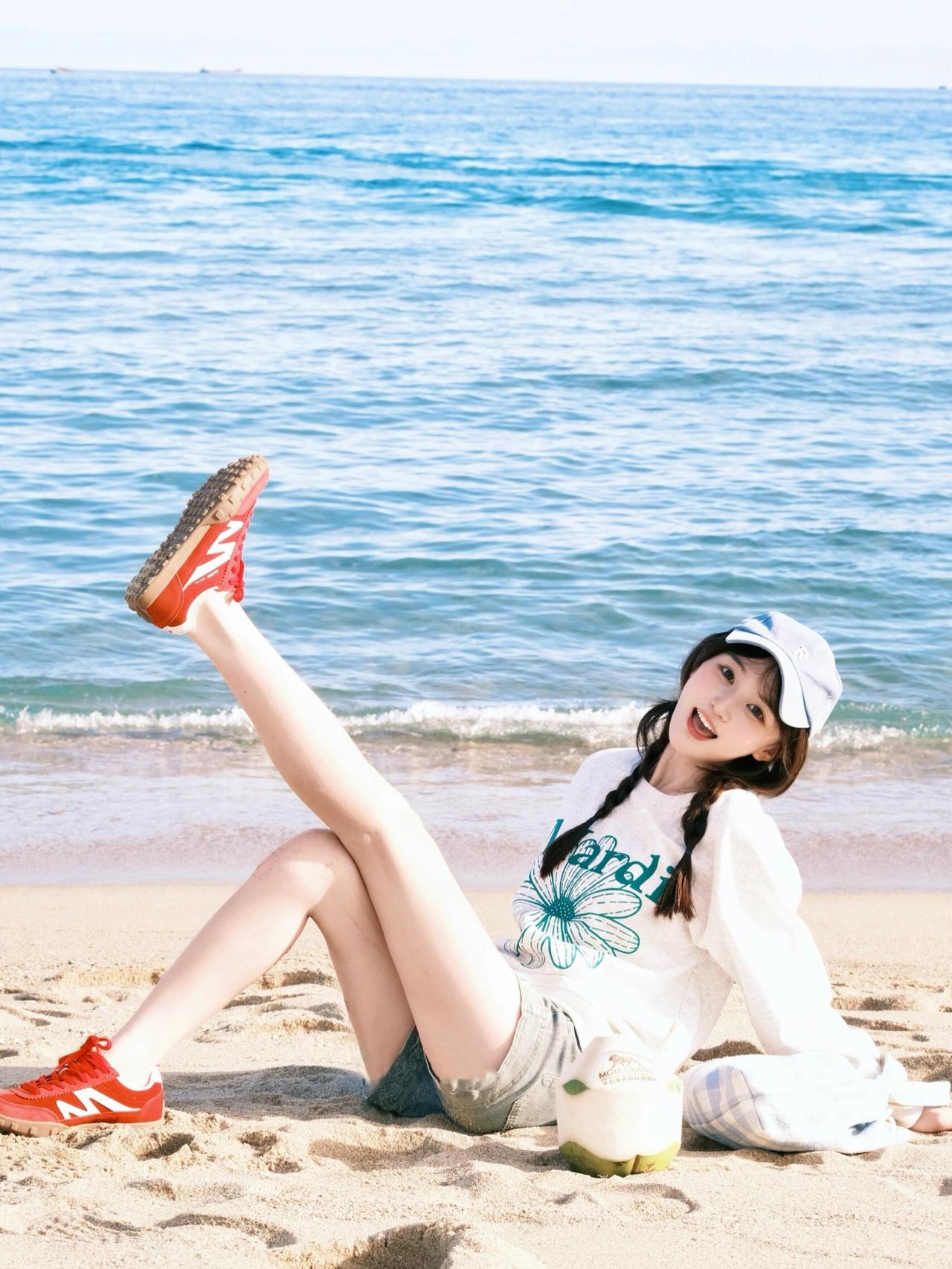 海边少女阳光沙滩快乐时光女孩子怎么穿搭既时尚又好看?活泼可爱少女感穿搭