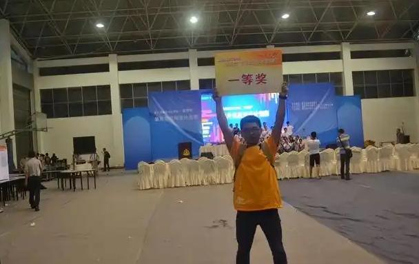 重庆，一男子在读职高期间，去电子厂打工，每天辛苦重复的工作和微薄的工资让他突然醒