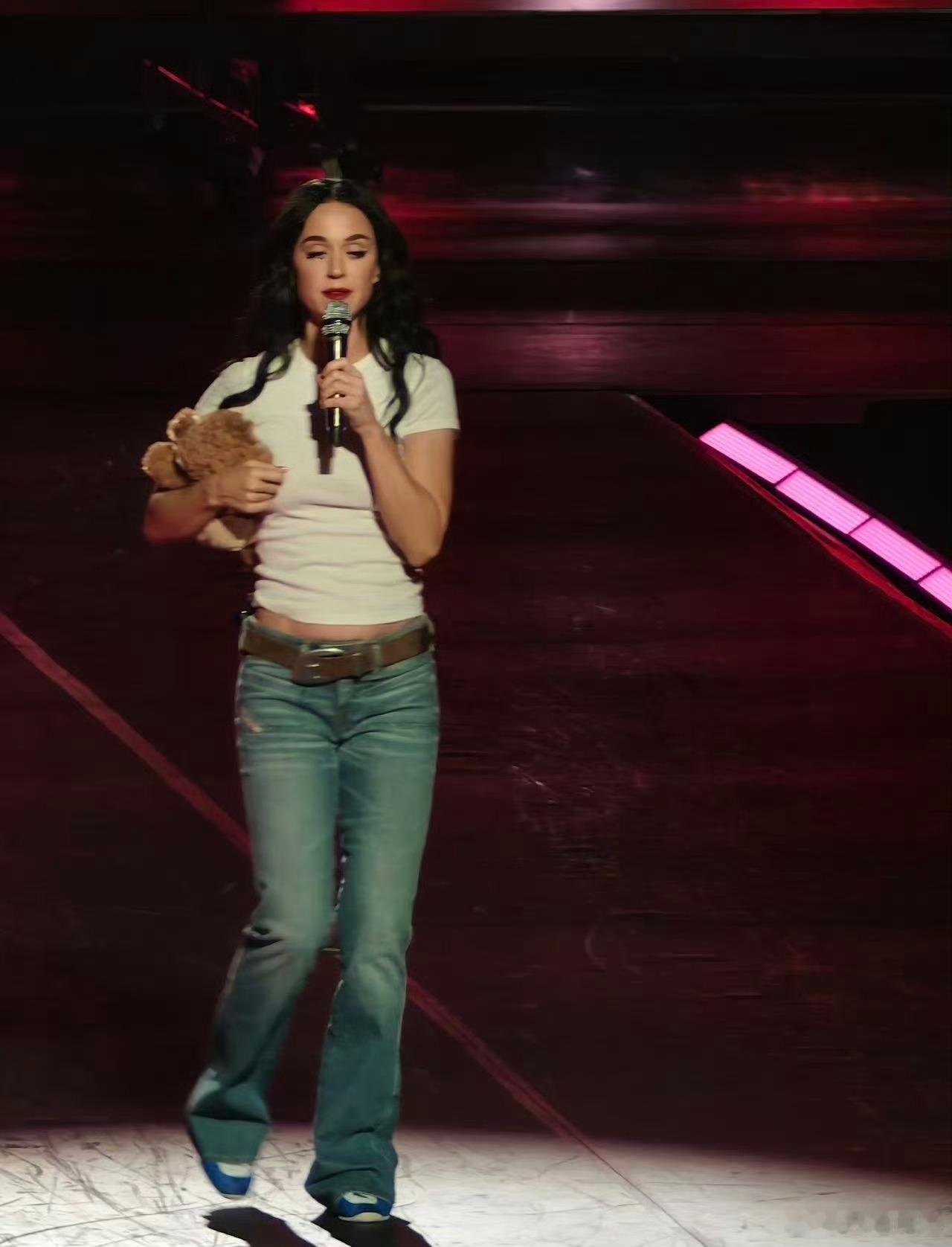 水果姐演唱会简直是欢乐制造机！这次杭州演唱会复刻MV造型，每一个亮相都让人眼前一