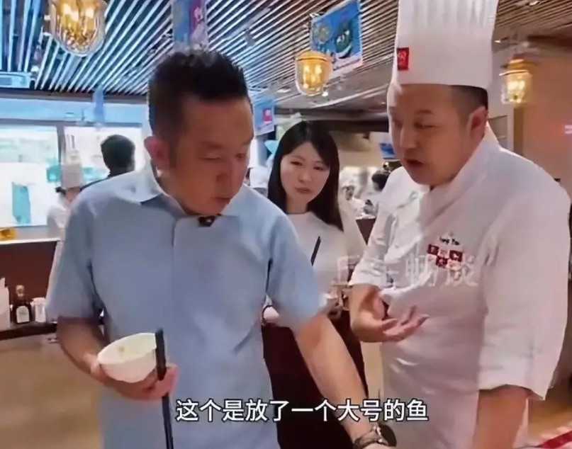 这是贾老板自己店铺菜品品鉴会上，贾老板端个碗面对几十道菜拿个碗瞎晃悠，只看到了傲