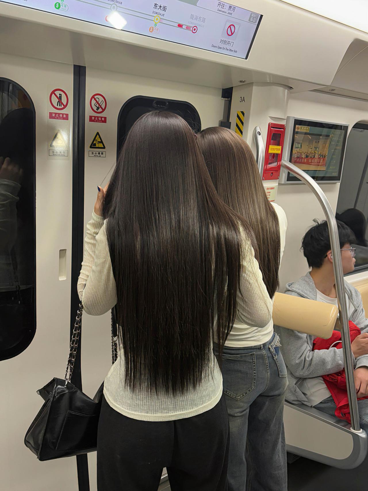 在地铁上遇见的，这种瀑布式的长直发是怎么养的啊！