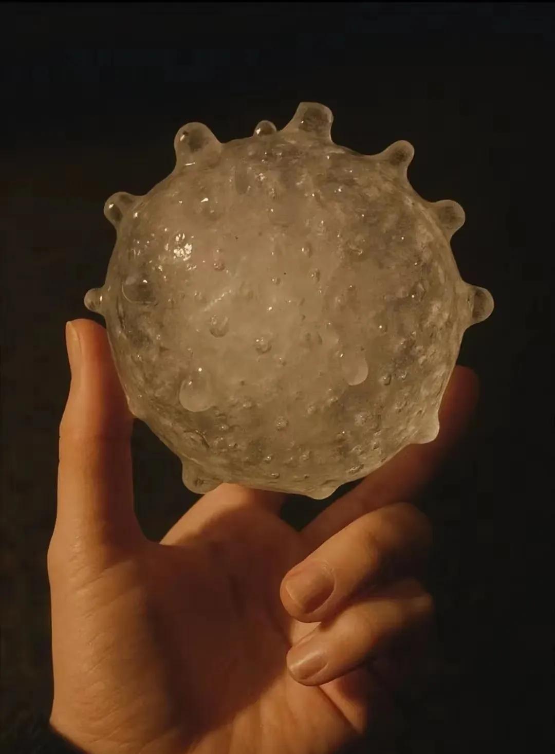 我就说有气象战吧你们非不信！！！你看看昨晚北京这个冰雹下的，这是冰雹？这是赤裸