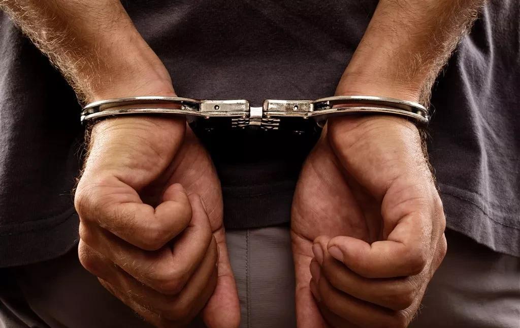 楼上那家男主人刑满释放回来了，左邻右舍不但没有疏远他，反而是纷纷上门探望。三年