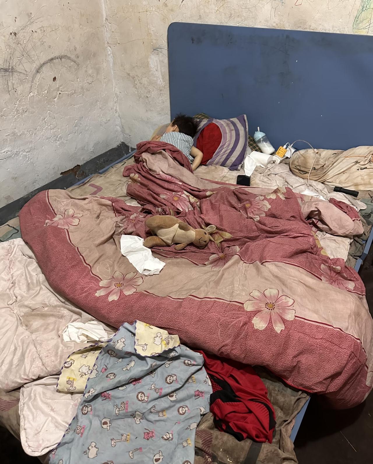 这样的环境，这样的家庭，穷和邋遢真的是两回事！这样的环境孩子能健康成长吗？对孩子