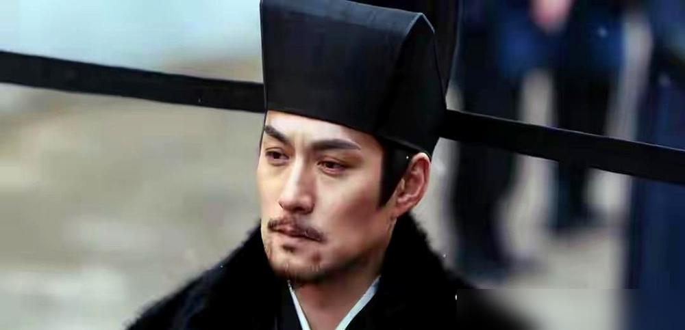 《逐玉》这剧，把封建皇权的阴毒，扒得够直白。魏严17岁中探花，跟戚容音是从小