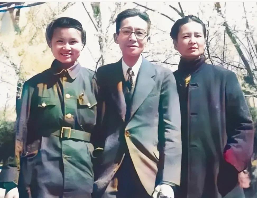 这是林徽因和丈夫梁思成，以及南下参军的女儿梁再冰的珍贵留影，都看看吧，这张照片真