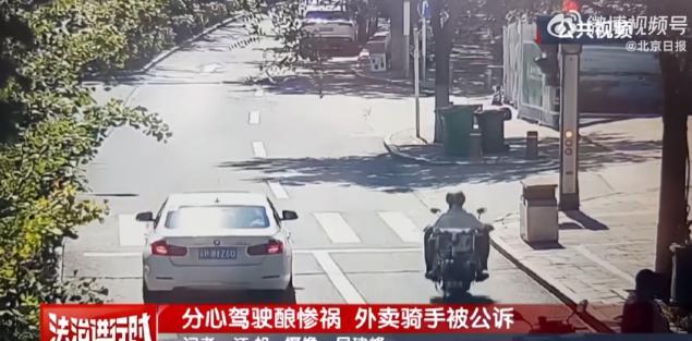 “冤不冤！”7月18日北京，女子送外卖时低头看手机，撞上了从右侧出来的老人，结果