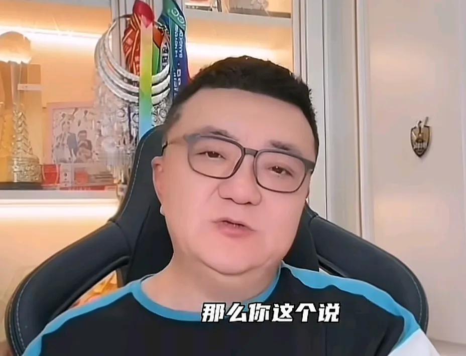 董路透露，他的足球小将项目可以给小球员带来三个实打实的好处。媒体人董路在直播时