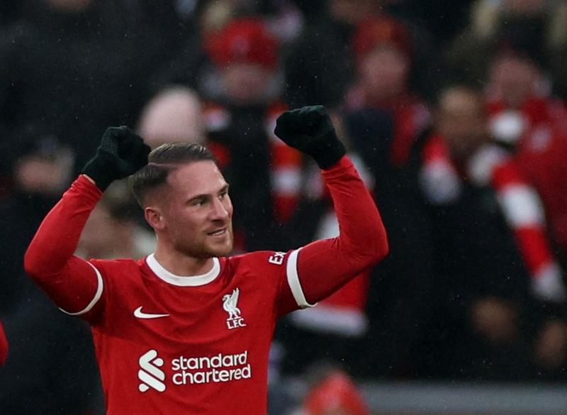 麦卡利斯特夏训基本没来，斯洛特或许觉得冒犯？开始喜欢用琼斯，关键是上赛季麦巴赫太