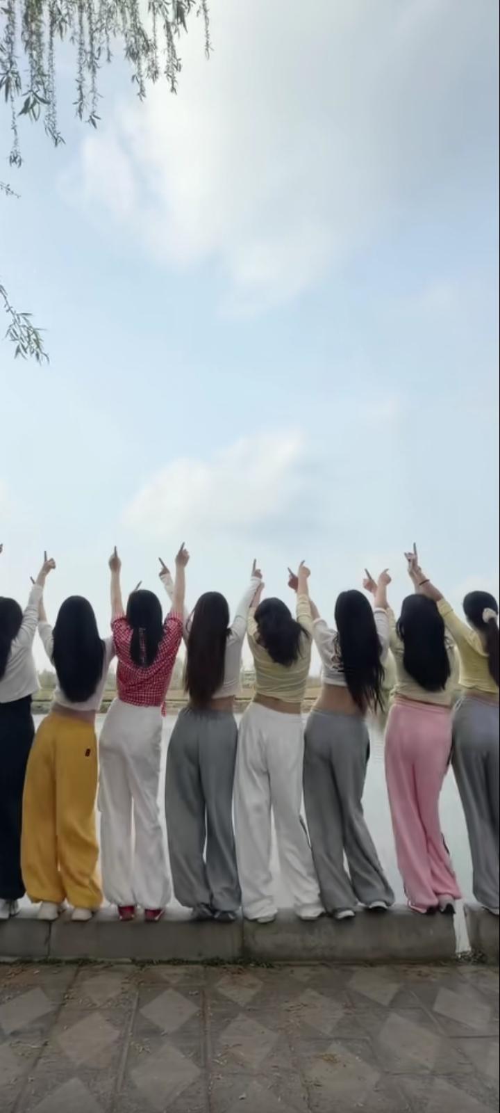 是一句没说尽的叮嘱，是一段默默的惦记，是无论你走多远，都有人在原地，把你放在心上