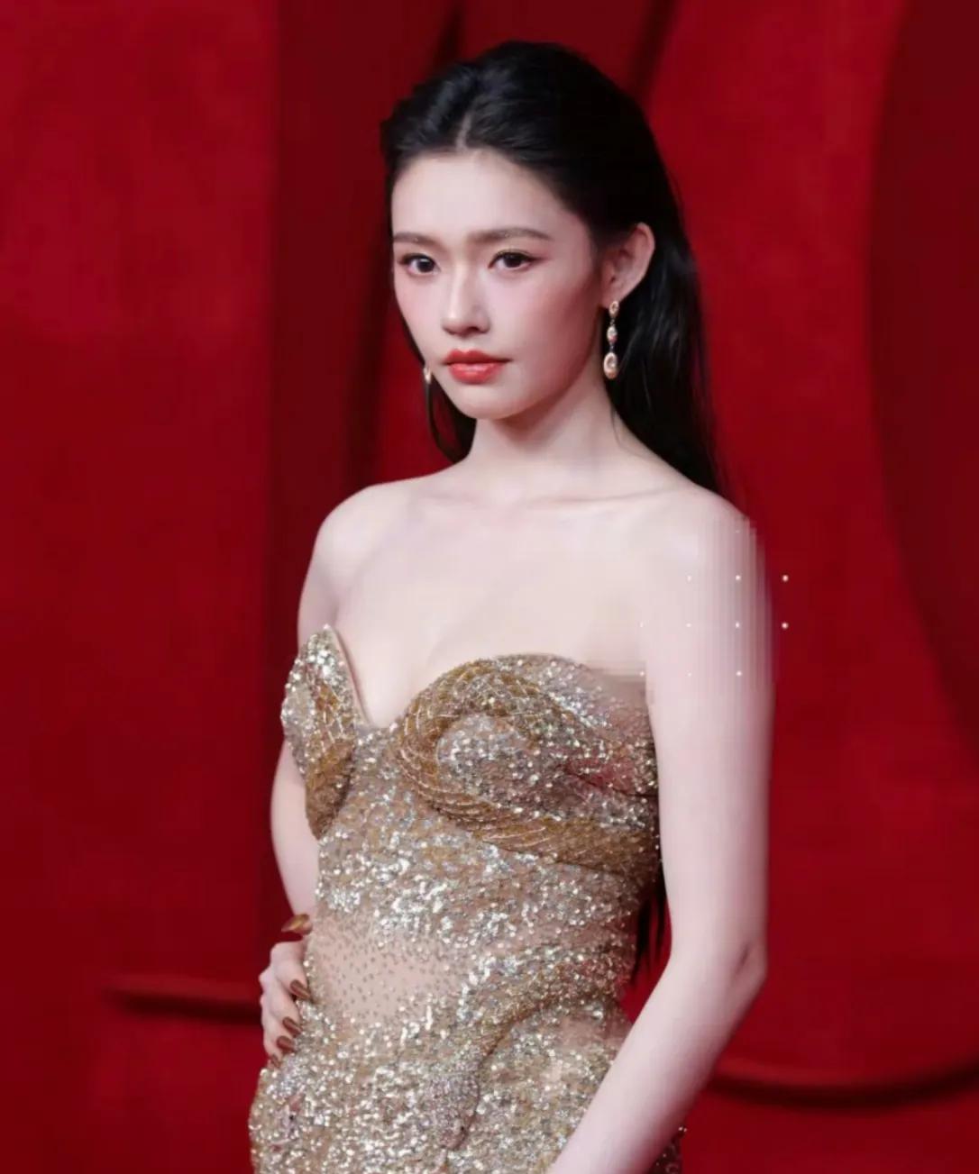 #林允身材好绝#“美人鱼”林允参加活动一身抹胸高定尽显完美好身材，有网友称姐姐