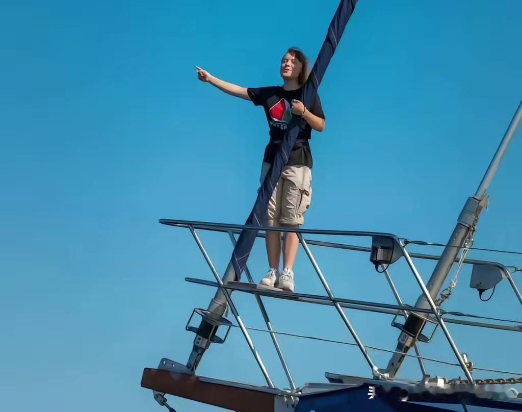 距离以色列150海里，意大利护航军舰掉头就逃，环保少女懵了！距离加沙海岸1