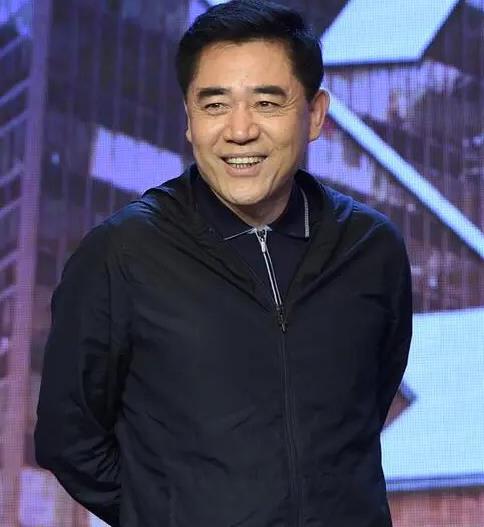 著名导演胡玫说，陈宝国到了剧组的30多天，从来没有什么助理，也不开什么私家车，他