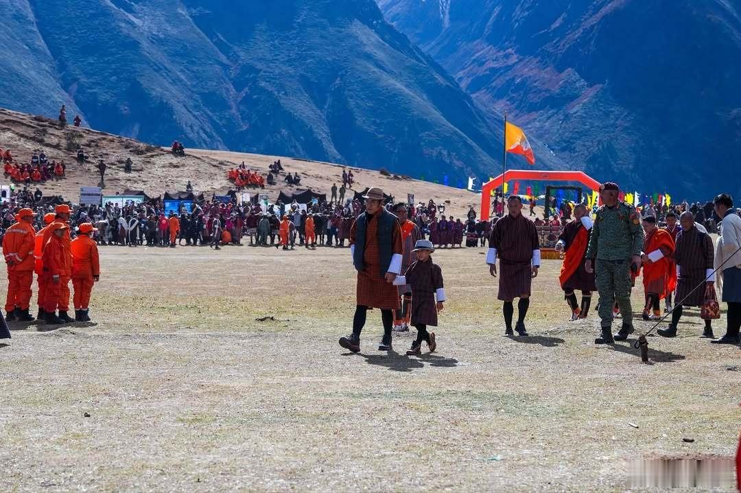 不丹王室🇧🇹10月23日，国王一家五口出席皇家高地节。世界各国王室
