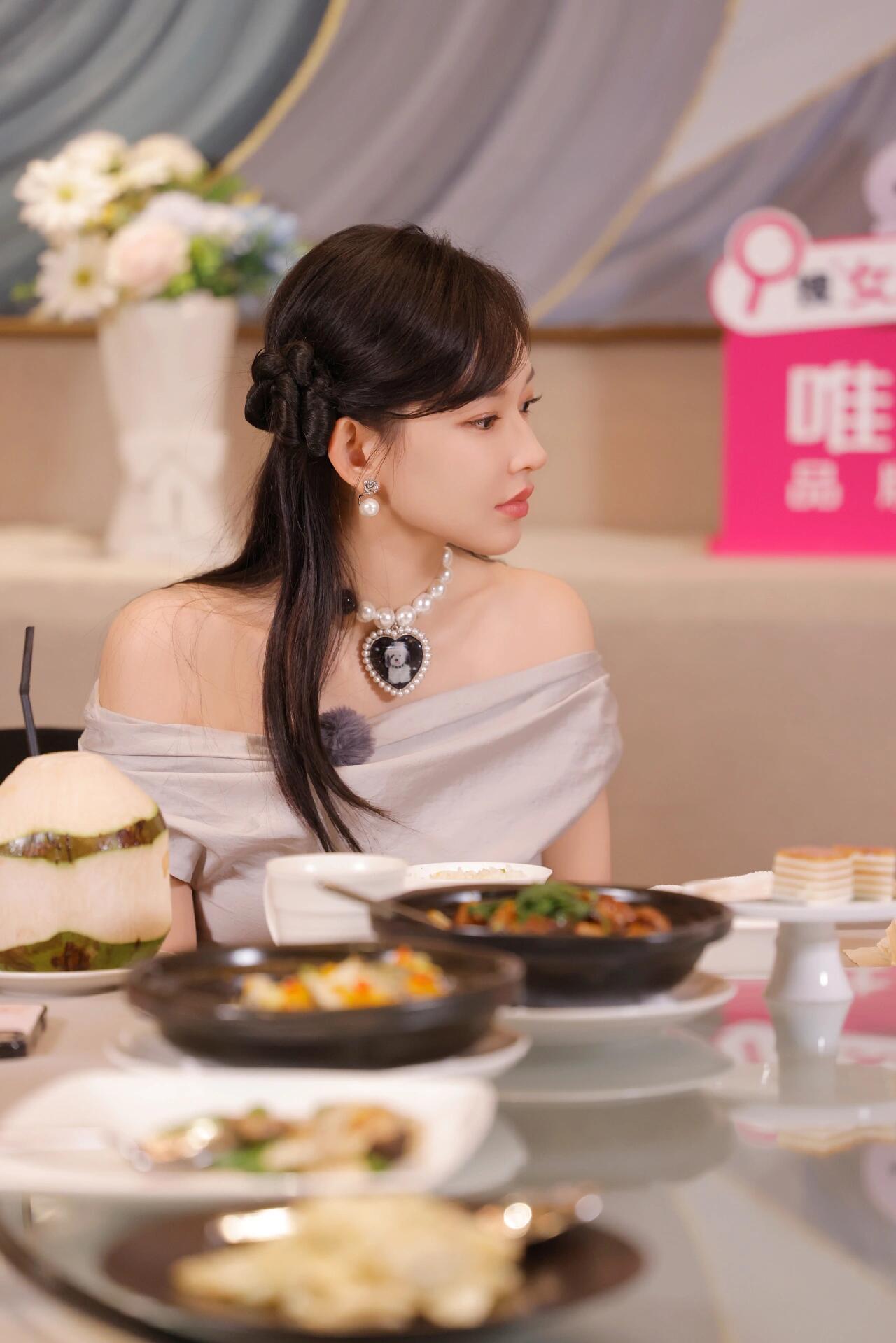 程潇最新物料，小白袜