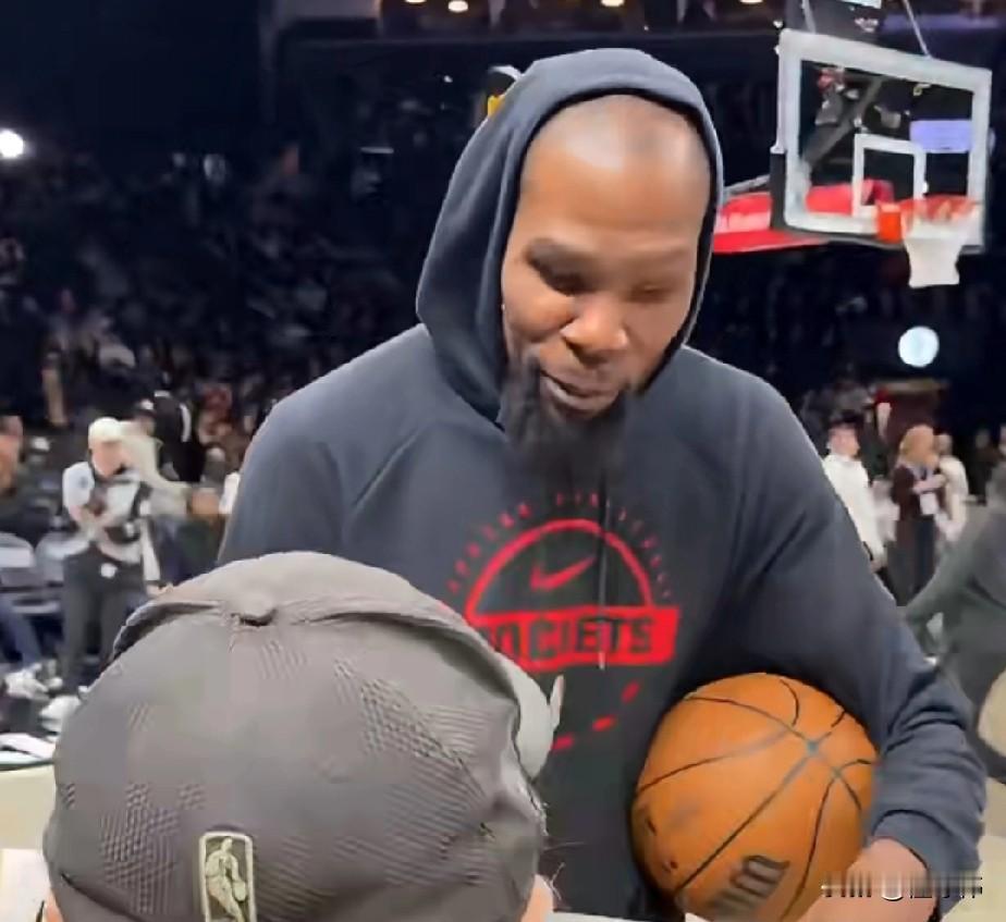 阿门谈杜兰特：“KD送出了11次助攻。”“他盘活了球队的进攻。”“对