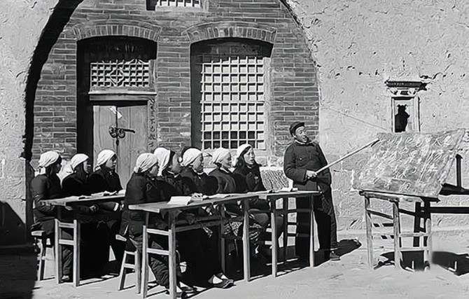 逃荒娃到中央委员！拒报假产量险遭殃，他才是申纪兰背后的男人1943年2月的太行