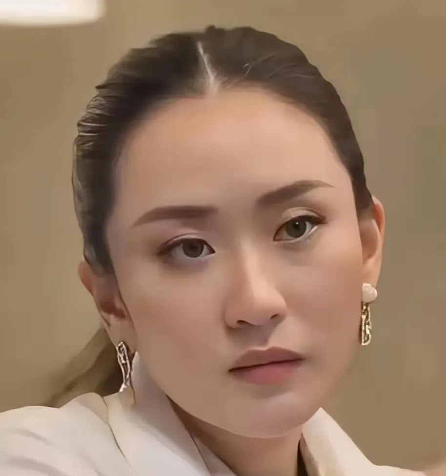 佩通坦翻盘？别逗了，她靠的是家族！佩通坦要靠老公上位？简