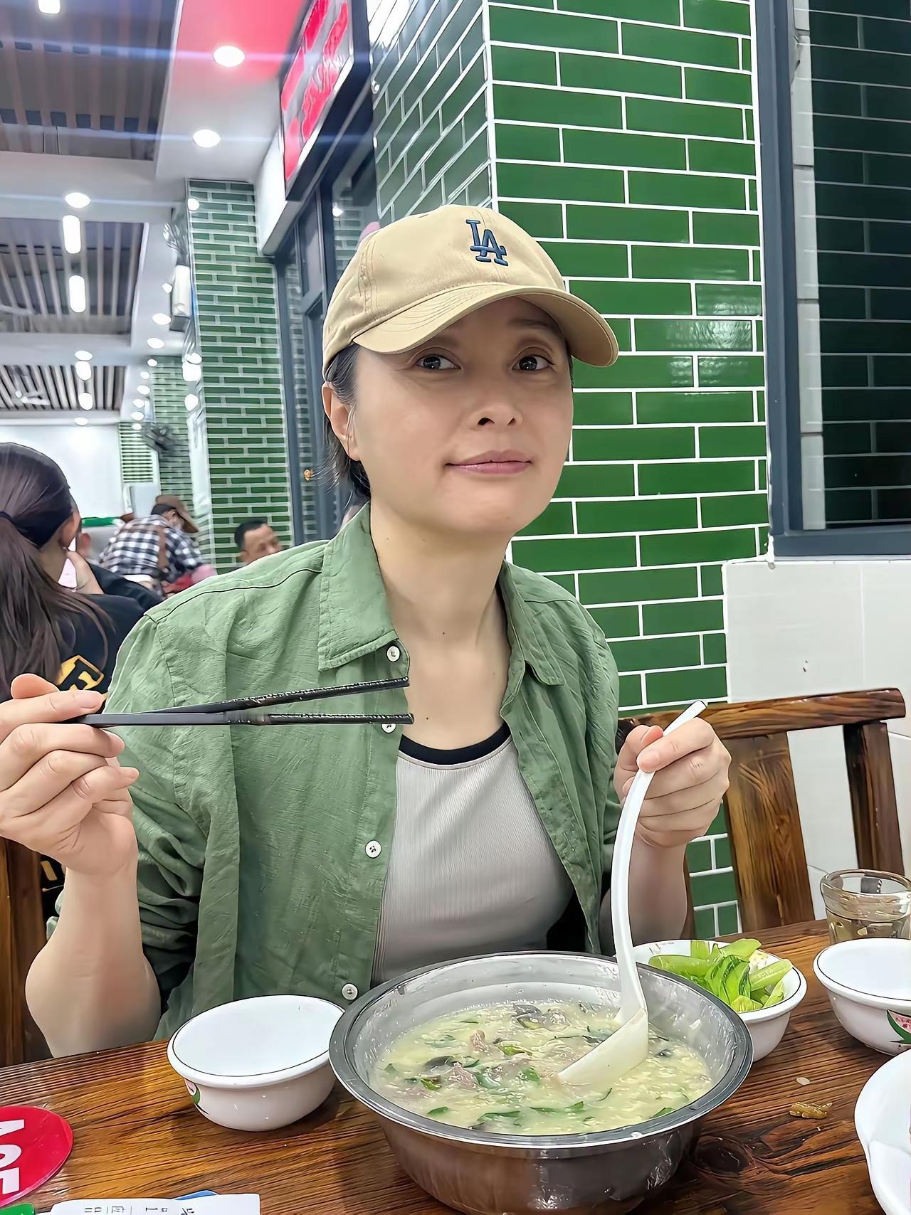 五十三岁的吴越，活得是真明白。每天素面朝天出门，T恤牛仔裤是标配，狗仔蹲了