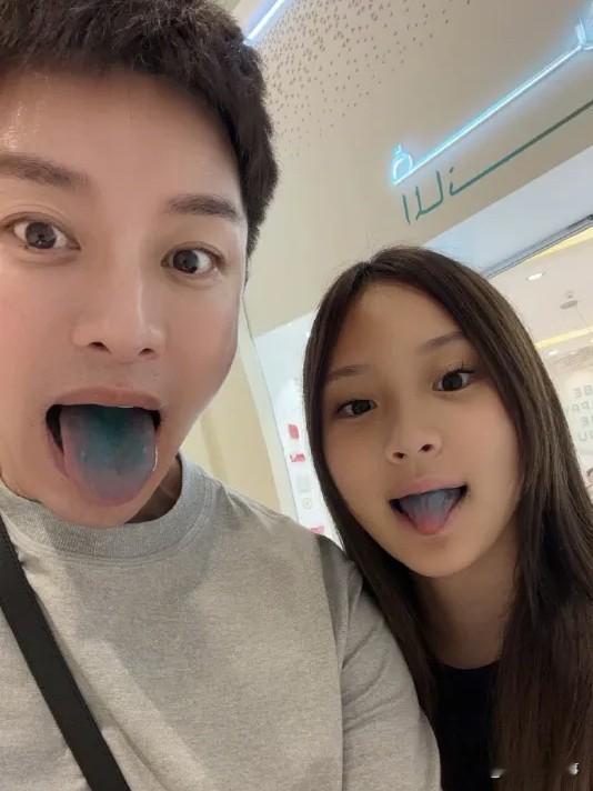 贾乃亮带甜馨迪拜度假，13岁小姑娘亭亭玉立贾乃亮晒出和甜馨在迪拜度假的合照，父女俩同框画面温馨满满。