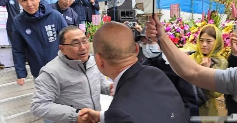 侯友宜和韩国瑜同框，这两个人握手寒暄，让人看着好假。2020年韩国瑜被罢免