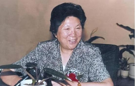她是国民党少将的女儿，中国第二位女副总理，晚年却带着遗憾去世。陈慕华，国军少将之