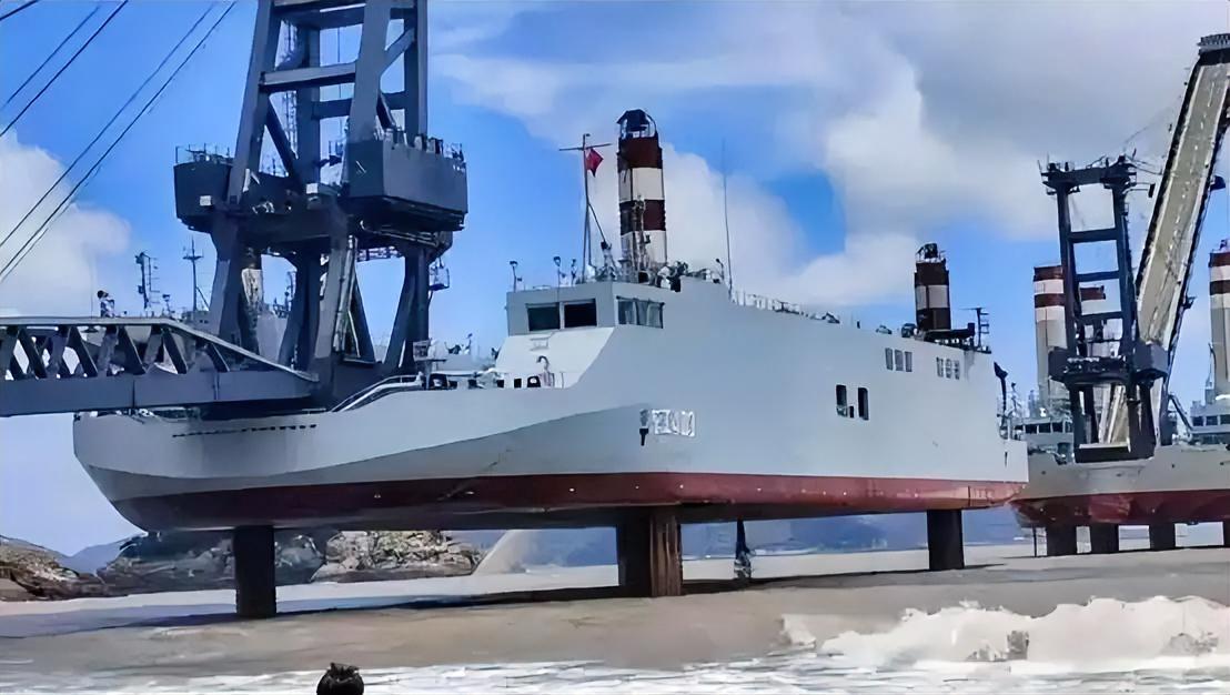 本月初，JF军的新型“岸舰连接器”水桥级驳船，在浙江舟山、嵊泗列岛附近海滩进行两