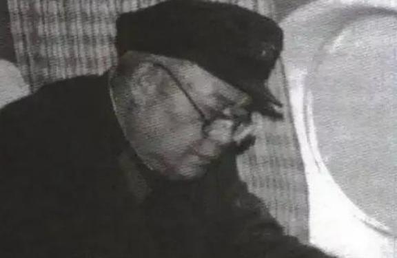 杨尚昆被错误关押，严重的低血糖让他多次濒临死亡，正当他绝望之际，一位名叫田政红的