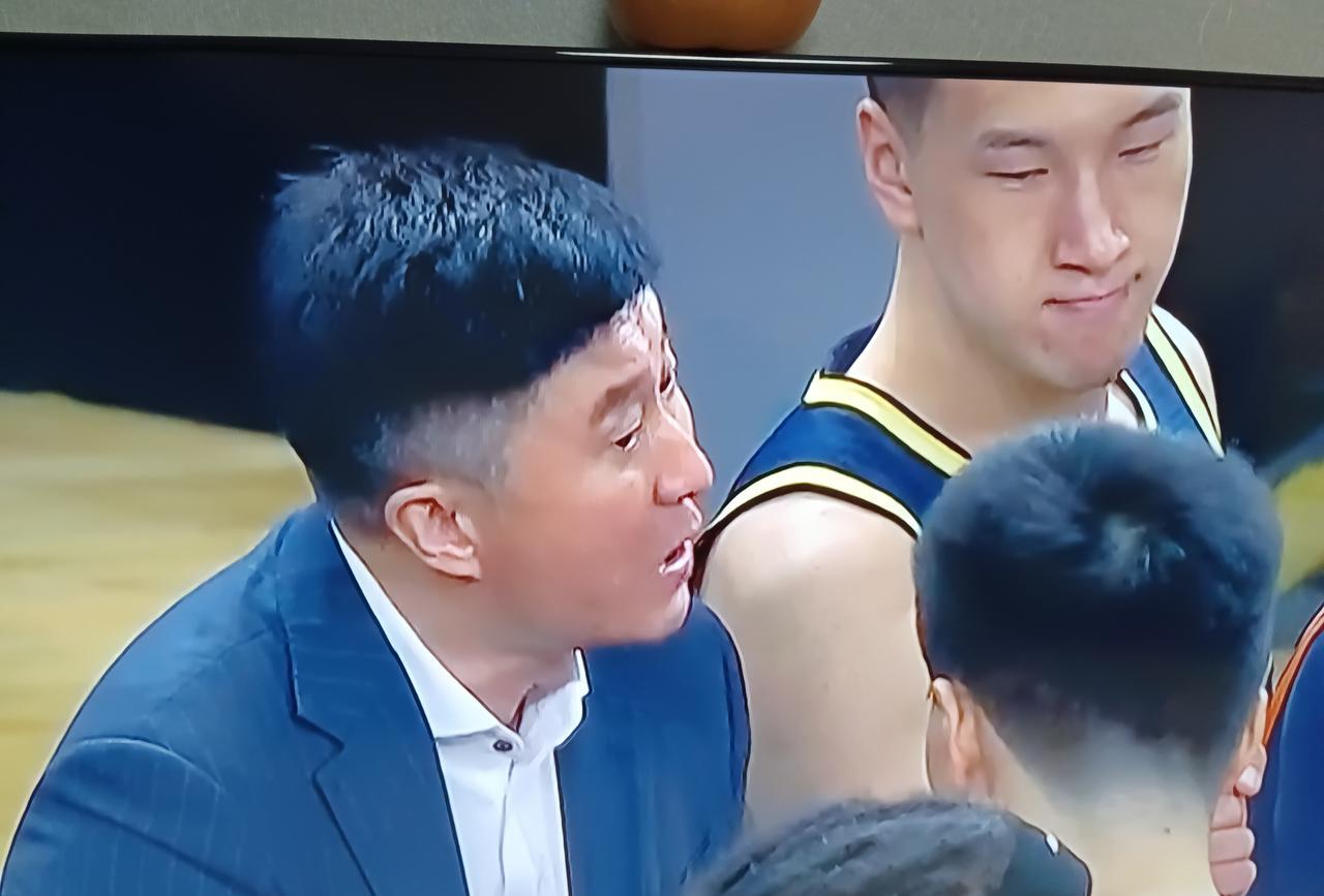 懂球的，懂杜峰心理的球迷早就说了，杜峰从上赛季引进莫兰德的不靠谱，到赶紧抛弃莫兰