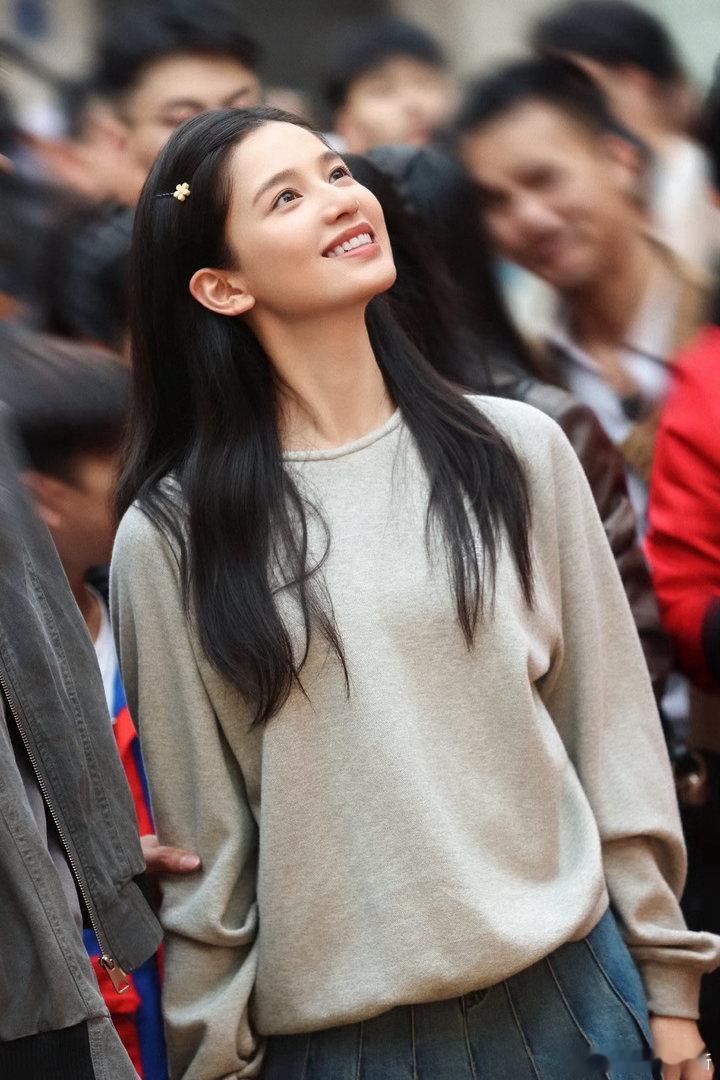 张婧仪带刺的玫瑰张婧仪新剧女王训狗野狗骨头苗靖被试探的时候从来不躲，反而直接迎