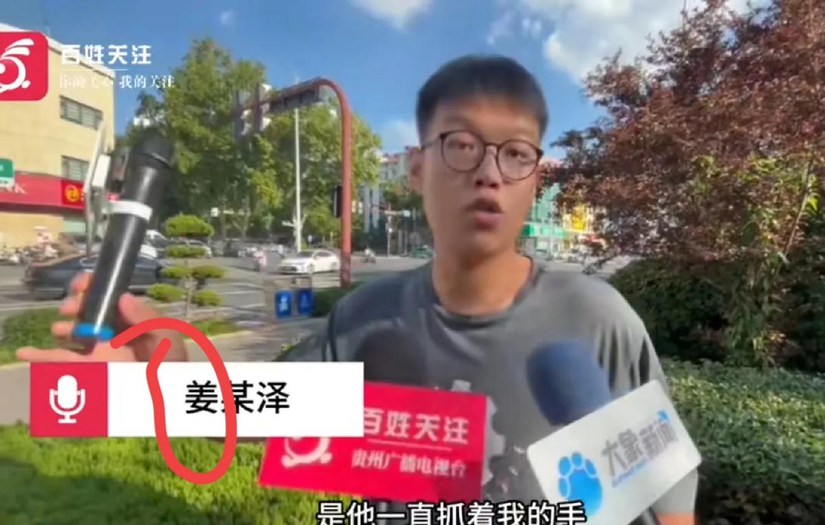 姓姜，改不了！一辈子被钉在户口本上，连孩子都得跟着姓。姜润泽和养父姜洪涛