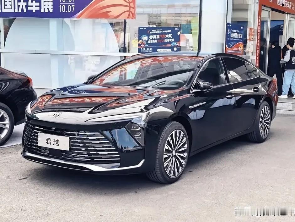 上周陪朋友去4S店试驾新一代君越，坐进车里第一感受就是这套科技配置完全不像这个价